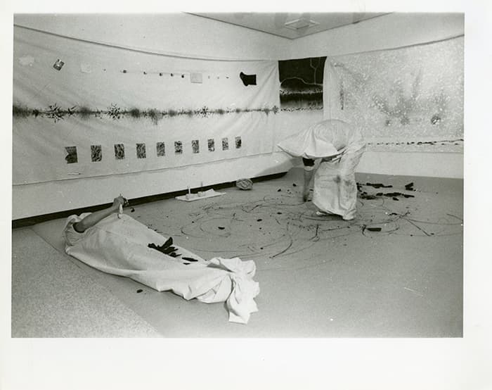 컴아트_홍오봉, 비밀+드로잉, 1990, 다섯칸전 퍼포먼스 전경