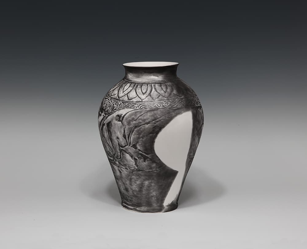 주세균, 트레이싱 드로잉(Tracing Drawing) 1422-a, 2014, 도자기에 연필드로잉, 바니시 코팅, 44x25x25cm.