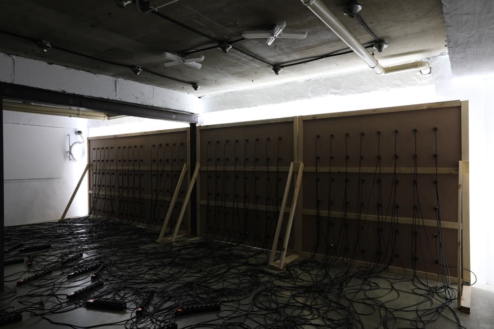 <Opposite>, 2018, MDF, LED 조명, 케이블, 멀티탭, 776 x 200 cm