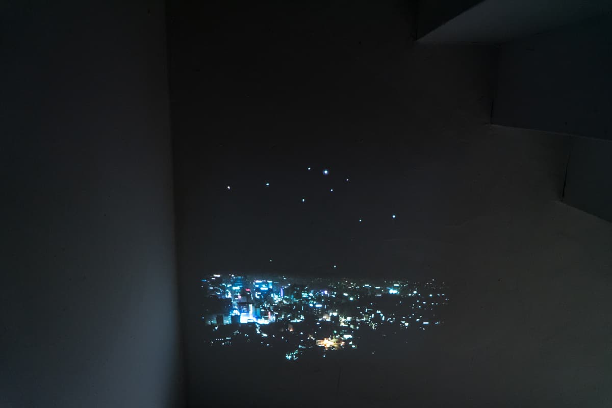 홍범, 스러지는 빛들, 2016, 영상설치