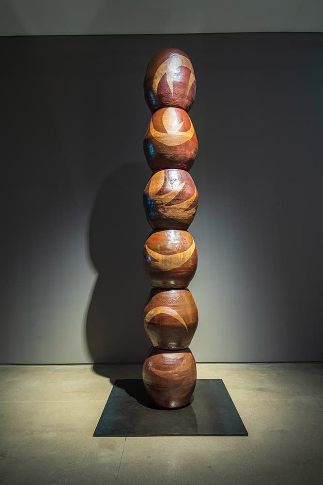 이승택, <성장(오지탑)>, 1964/2020, 옹기, 360x50x50cm. 작가소장.