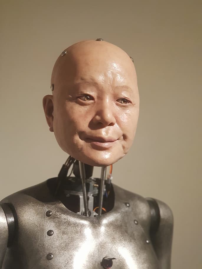 노진아, 나의 기계 엄마, 2019, 인터랙티브 로보틱스 조각, 혼합재료, 60x180x50cm