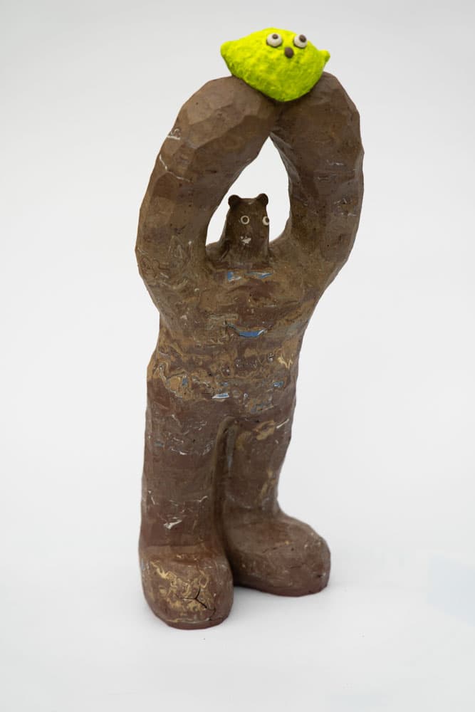 진상품, 2022, 석기질점토, 아크릴, 20×30×58cm ⓒ Jeisung Oh