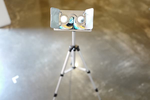 오주영_가상환경 조정기- Virtual Environment Regulator_78*40*40(cm)_스마트 폰, 삼각대, 3D 프린팅 VR헤드셋_2017