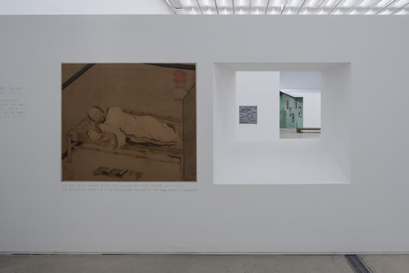 박찬경, 작은 미술관, 2019, 벽, 사진, 대여한 미술 작품, 글, 병풍, 단채널 비디오(15분 50초), 가변크기. 영상제공 국립현대미술관. 국립현대미술관 설치 전경, 사진: 홍철기