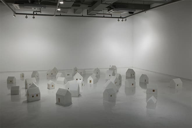 최성임, 35개의 집-섬, 2012, 각설탕, 핫글루, 가변설치