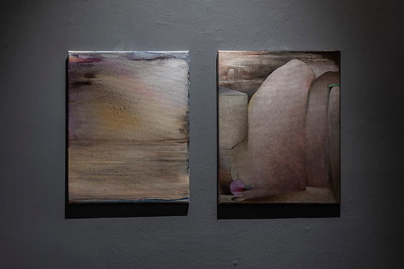 (왼쪽) 그 날 That Day, 2016, oil on canvas, 50×40cm / (오른쪽) 점에서 선으로 Point to Line, 2016, oil on canvas, 50×40cm