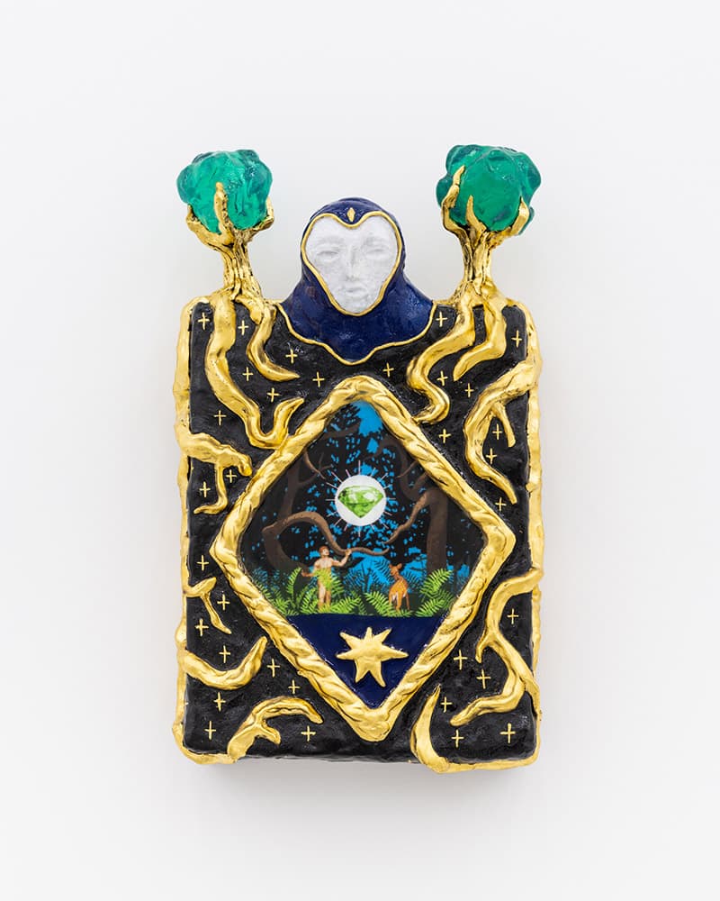 김한샘 <숲 속의 보석 The Jewels in the Forest> 2021, acrylic, gold leaf, pigment print, resin, 54 x 31 x 16 cm 디스위켄드룸 제공