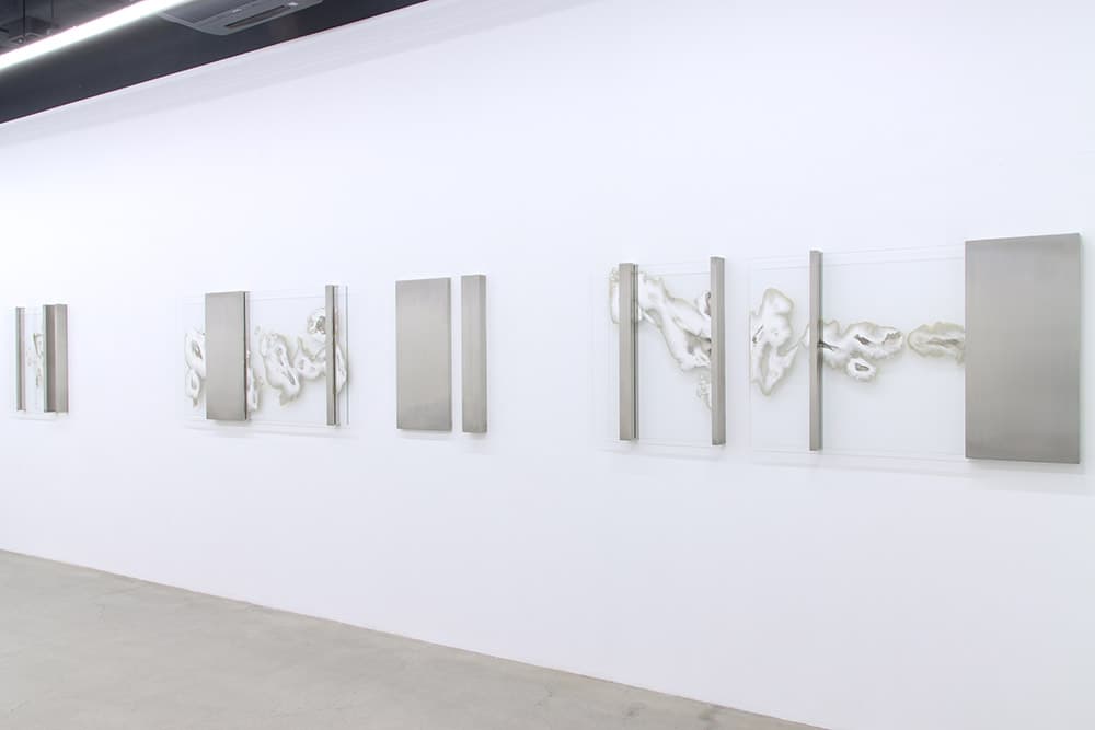 이미륵의 거울(시퀀스 1,2,3&4)_2022_강화백유리에 은거울용액 반응, 스테인레스 스틸_680x80x8cm