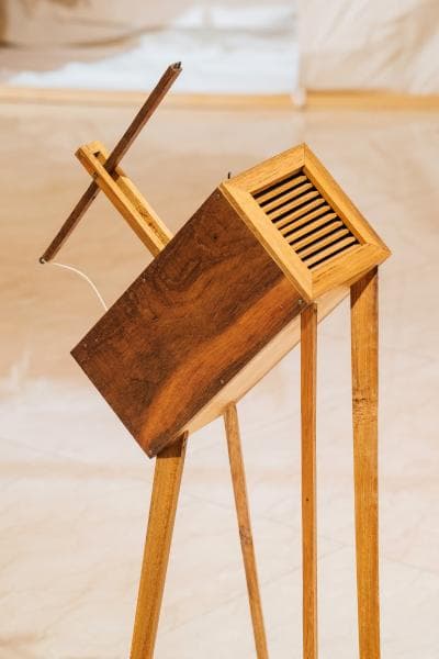 최병석, 토끼를 배려하는 토끼 덫, 70(h) x 26 x 40 cm, 나무, 철사, 끈, 2013