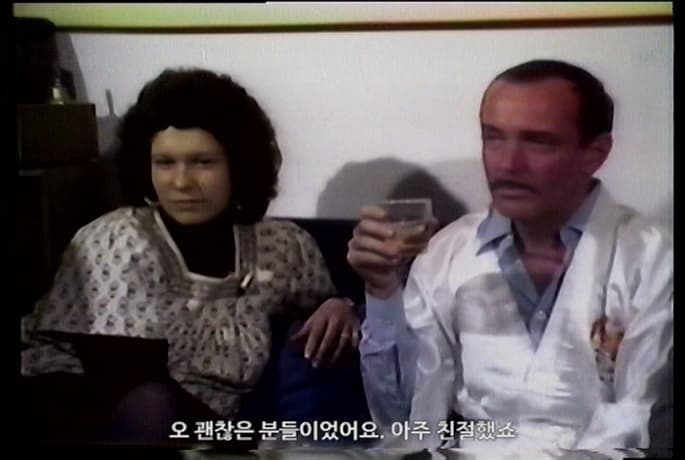 백남준, 그레고리 배트콕, <중국에서는 우표에 침을 바르지 않는다>, 1978, 28분 42초, 단채널 비디오, 컬러, 유성