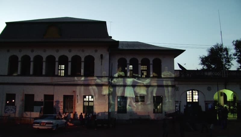 한여름 밤의 꿈, 2012/2018, 영상 설치 2채널 비디오, 2채널 음향 설치, 레코드 플레이어 1대, 레코드 1장, 영상사운드 연동 장치, 31분 ⓒ송상희