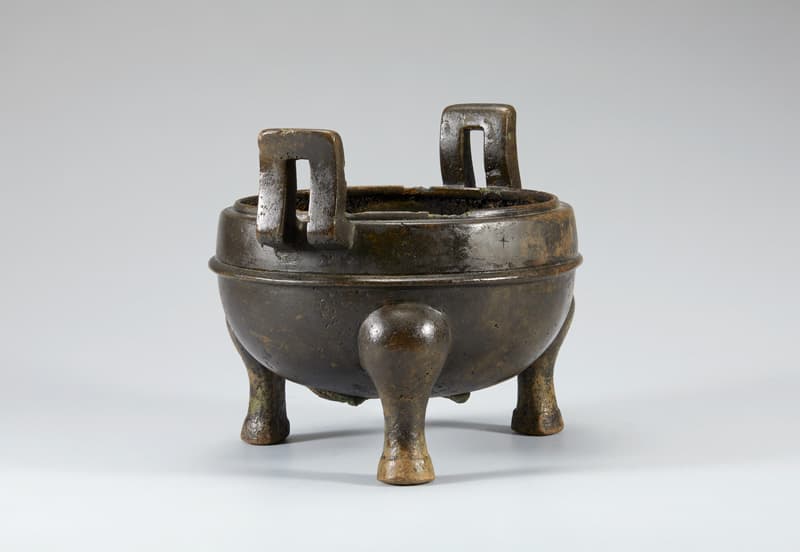청동 세발솥 靑銅鼎 Bronze Tripod Cauldron 가야 3세기 김해 양동리 322호묘 높이 17.4㎝ 국립김해박물관