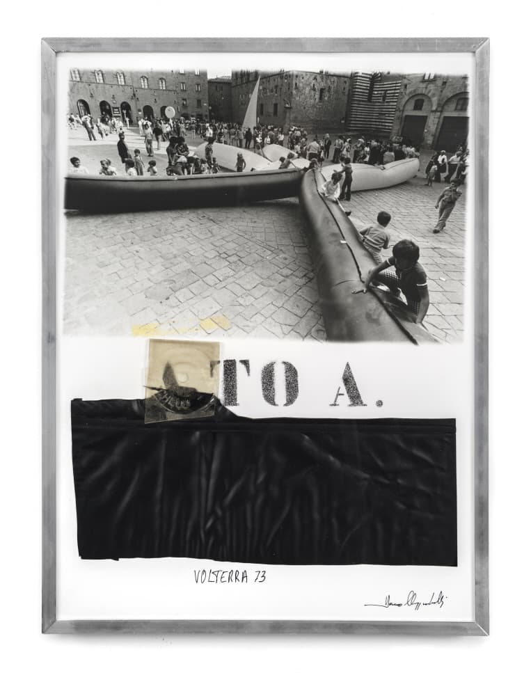 프랑코 마추켈리, A. to A. (이탈리아 볼테라 프리오리 광장, 1973), 인화지에 펠트 펜, 페인트, 실제 PVC 공기 주입식 작품 일부, 40x30x3cm
