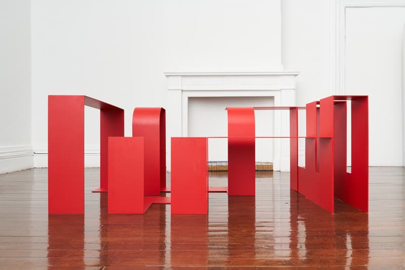 이은우, <붉은 줄무늬>, 2016, 우레탄 페인트, 철, 60×180×88cm