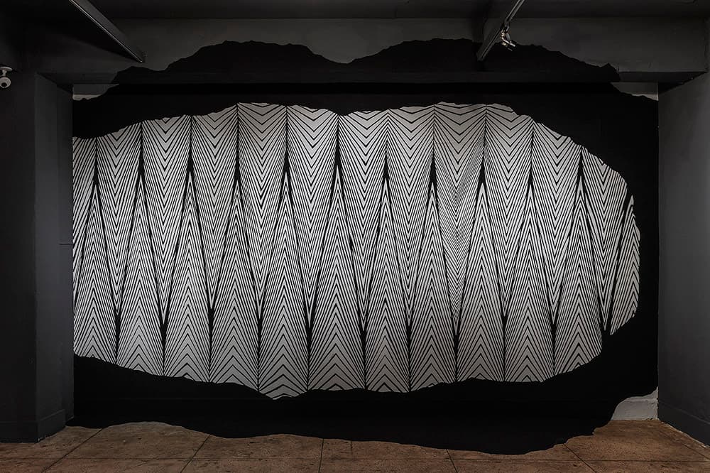삼키기 Swallow, 2021, water-based paint on wall, variable dimensions
