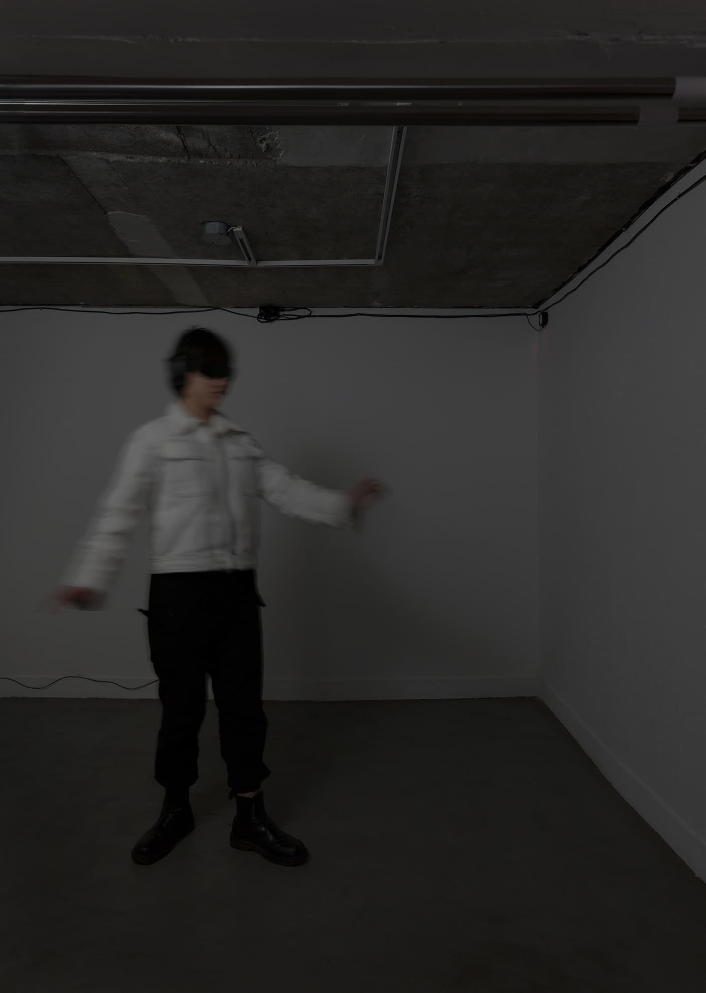 강민준, <Revelation 묵시>, UWB 3D Positioning, MPU, headphone, 가변설치, 2020