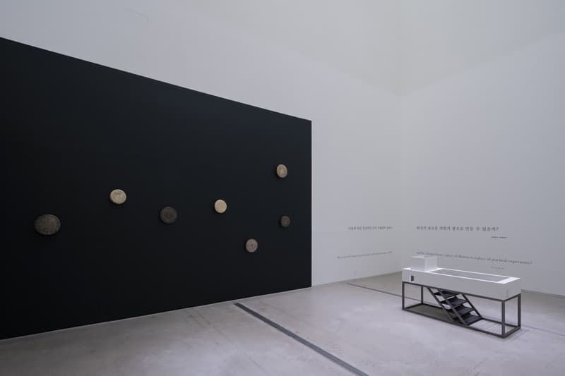 박찬경, 5전시실, 2019, 국립현대미술관 서울 5전시실의 1:25 건축 모형, 벽에 쓴 글씨와 소리, 단채널 비디오(16분), 징과 꽹과리 7개, 가변크기, 사진: 홍철기
