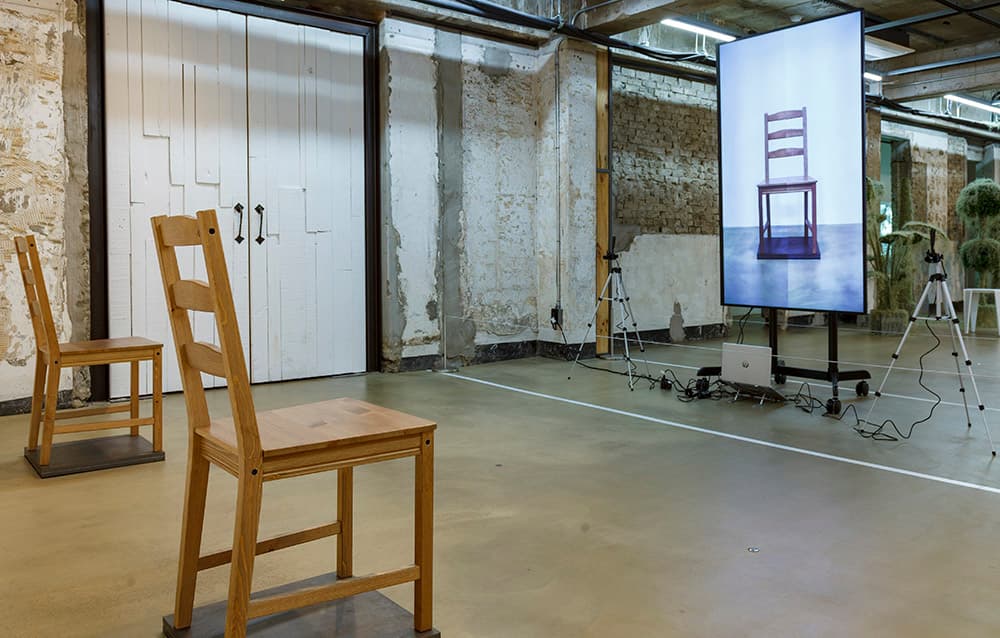 장입규_Social Network Service(SNS)_2021_컴퓨터, TV모니터, 카메라, 삼각대, 의자_가변설치 ⓒIpkyu Jang & Art Centre Art Moment