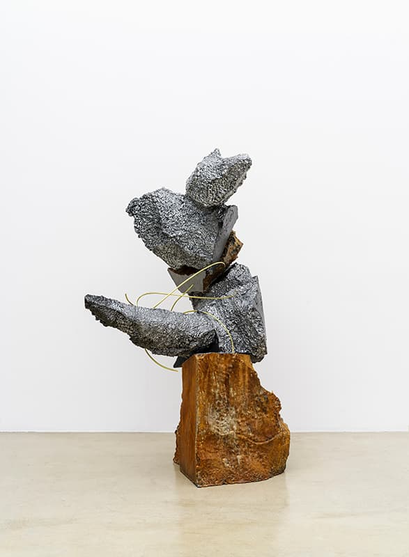 최하늘, 〈자식(간성)〉, 2020. 아빠들의 신체를 물려받은, 110 x 70 x 130 cm.이미지 출처: 원앤제이 갤러리