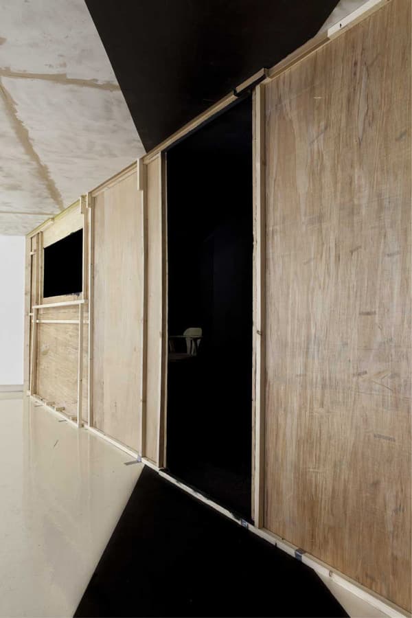 <'청개구리 엄마무덤'을 위한 천둥 구조물 / Thunder Structure for 'Mother Frog's Tomb'> 시멘트, 윈치, 마이크, 볼링공 외 가변설치, 2014 (인사미술공간 2층 설치전경)