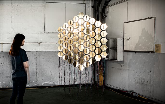 이장원, 월슨, 2020, STS 골드 미러, 소프트웨어, 모터, 센서, 허니컴 페이퍼, 1400x1600x200cm