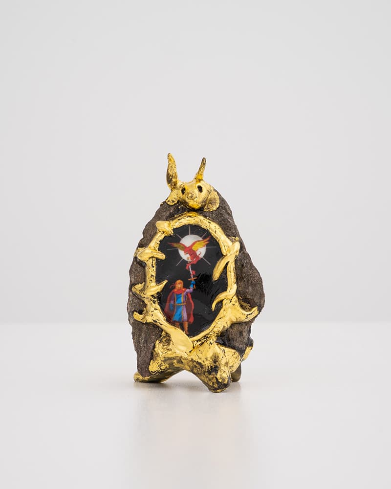 김한샘 <검 위에 내려앉은 불사조 The Phoenix on the Sword> 2021, gold leaf, pigment print, resin, stone, 13 x 7.8 x 7.5 cm 디스위켄드룸 제공