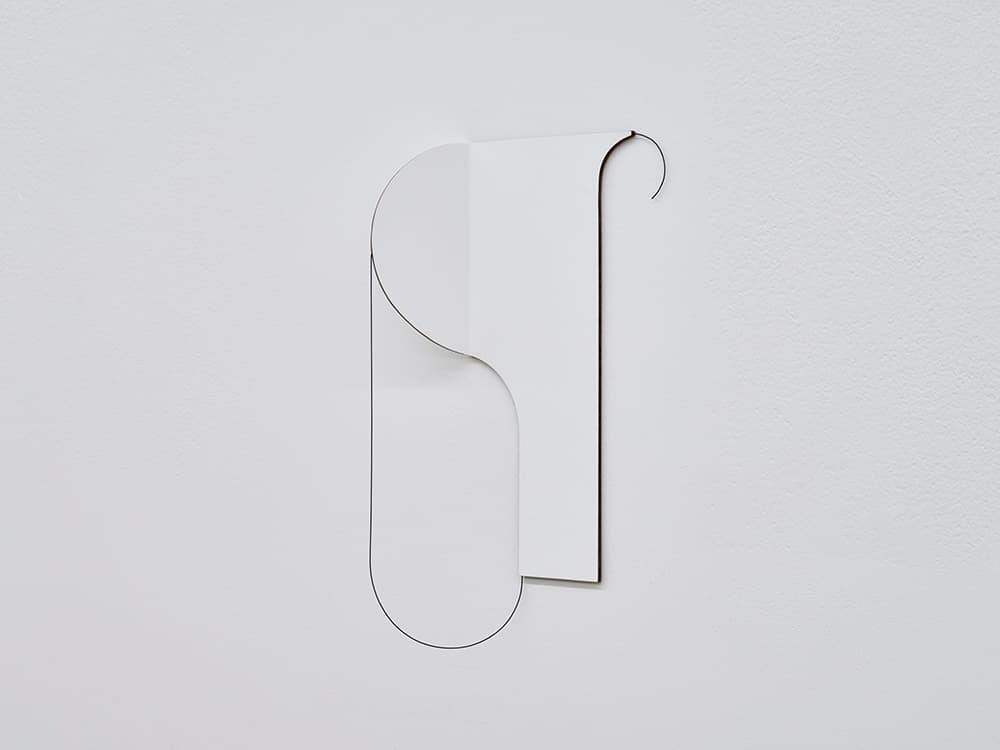 오종, 〈Folding Drawing #63〉, 2022. 나무판, 페인트, 와이어, 31.5 x 18.5 x 5.5 cm. 이미지 출처: 원앤제이 갤러리. 촬영 이의록.