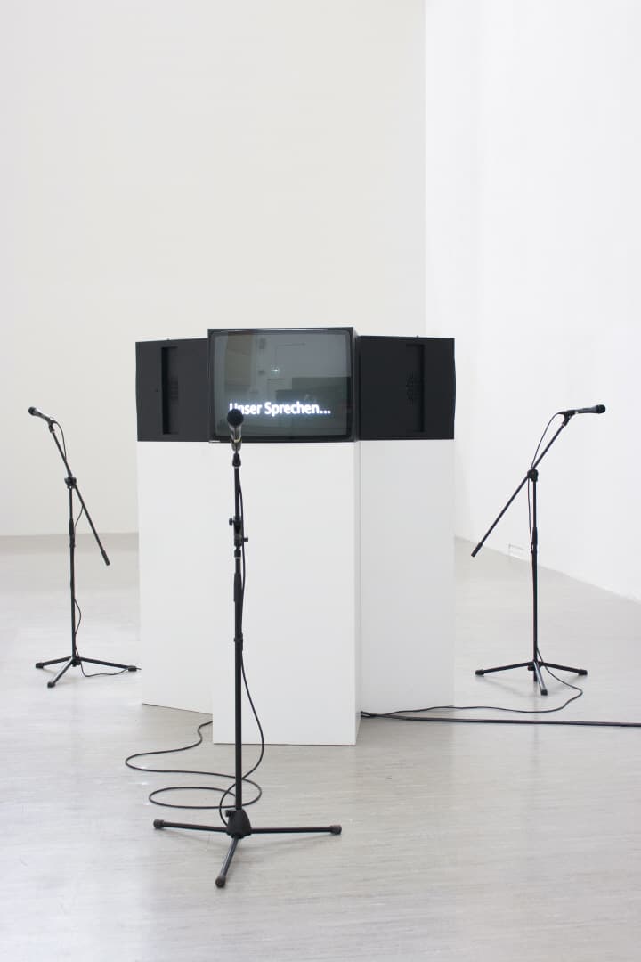 아니케 조이스 사딕, Germany, <A Spoken-Word Piece For Three Spectators>, 3 Monitors, 3 synchronized videos, 3 microphones, Speakers, 2013