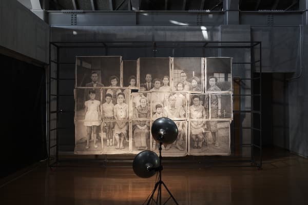 조덕현 Cho Duck Hyun <칸메이도 사진관 가족> 294x497x50, 캔버스 위 연필, 콩테, 2009