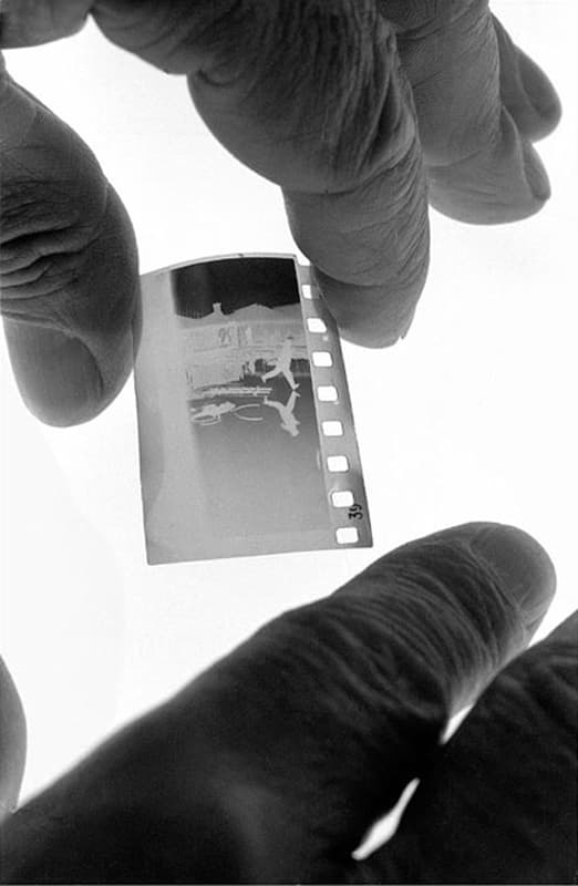 John Loengard Henri Cartier-Bresson, Behind the Gare St. Lazare, 1932 Hands: George Fevre 1987 John Loengard 존 로엔가드 《Celebrating the Negative》 2018.8.