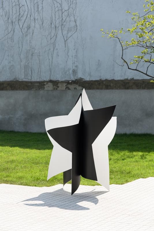 Wonwoo Lee. Dancing star_Large, 2017. Stainless steel, Ed. Of 3, 170 x 120 x 120 cm. Courtesy of the artist and PKM Gallery.