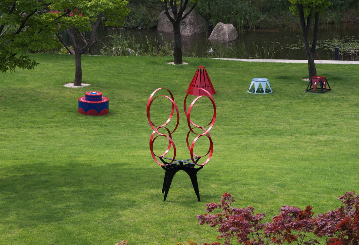 방 & 리, Cirque 2015 / 철, 알루미늄, 목재, 도장, 구명튜브, 혼합재료 / dimension variable, ©bang & lee