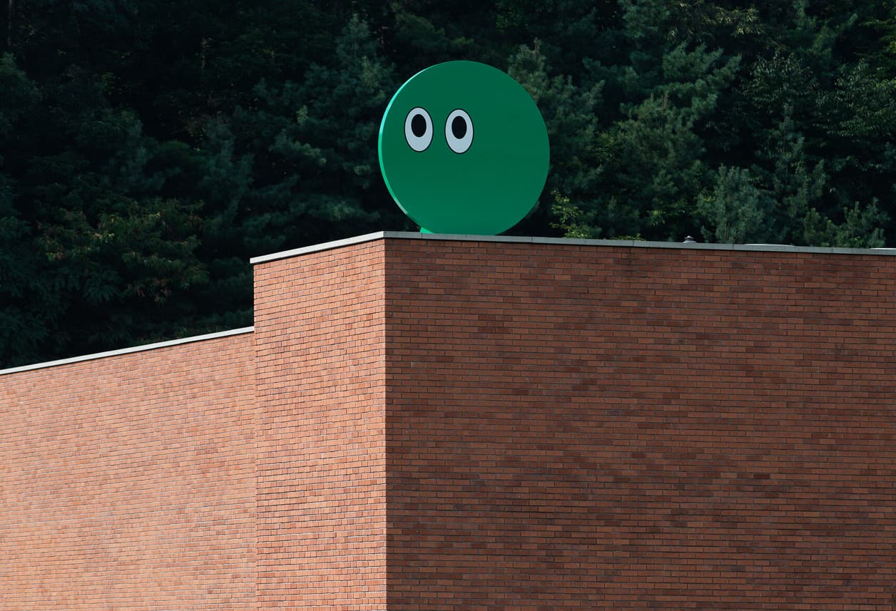 진달래 & 박우혁, 미미, 2015 / 철판, 우레탄페인트 / 200cm (2ea.), 100cm (diam.) ©Jin Dallae & Park Woohyuk