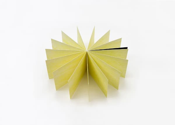 김윤수, 달빛(4/3600시간의 파도), 2015, 인쇄된 파도드로잉 30점을 달빛형태로 제작, 13×19㎝(가변크기)