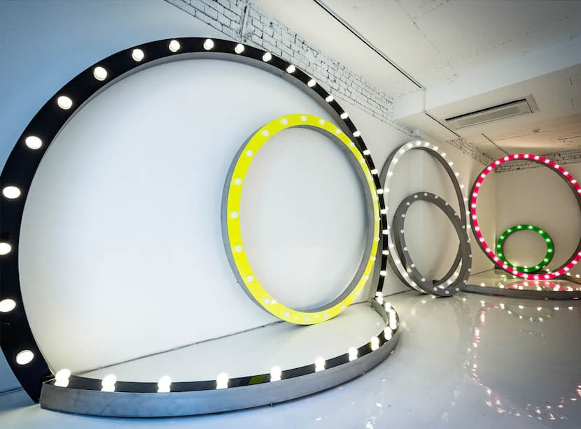 뮌, <솔라리스의 바다 Solaris Ocean> Stainless steel, light bulb, DMX controller, size variable, 2015