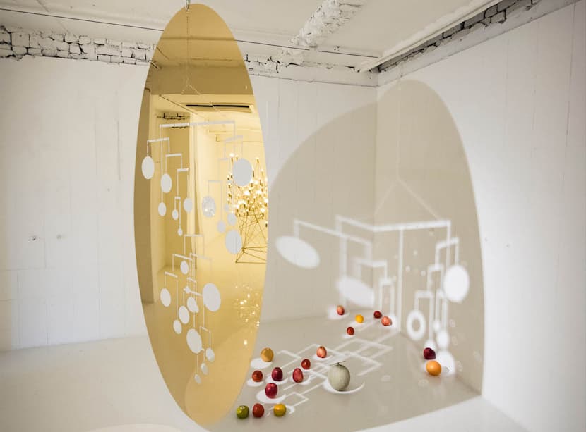 뮌, <고정된 모빌 Static Mobile> Golden stainless steel, fruits, crystal, size variable, 2016