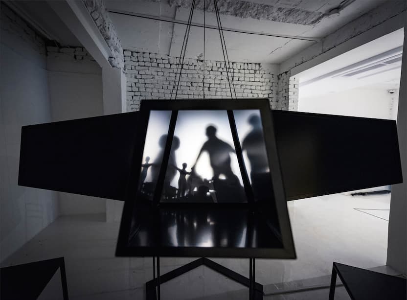 뮌, <Public Theater> Stainless steel, tree, LED, miniature objects, 460x460x280cm, 2016
