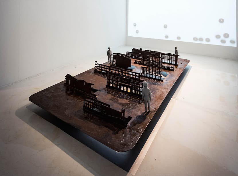 뮌, <양각접속> Relief access, human miniature, metal, 120x240x40cm, 2016