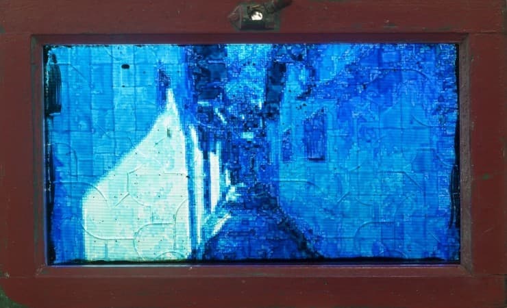 안명호_푸른골목_28x45.5cm_유리창 위에 투명물감_2015