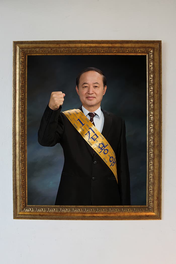 김환중, <밝으면 미래가 보입니다. 미래가 보이면 살 맛이 납니다.>, digital print, 60x75cm, 2014.