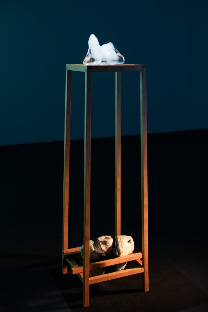 이창훈, 꼬리, 2020, 3채널 영상(13분 반복재생), 포집한 물, 냉동고, 그릇, 몰드, 목재, 분재, 가변크기