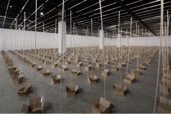 지문 Zimoun, 1287 prepared dc-motors, 3217 m rope, wooden sticks 2.4 m, cardboard boxes 24x24x10 cm, 가변 설치 Variable Installation, 2018