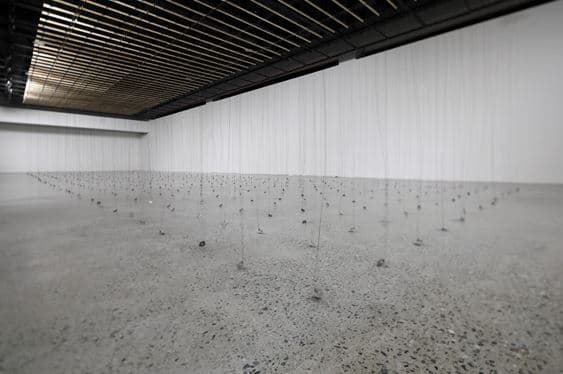 지문 Zimoun, 663 prepared dc-motors, 3315 m rope, steel washers ø 40 mm, 가변 설치 Variable Installation, 2018