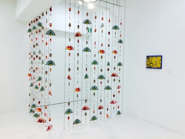 한솔비, <간이동물원>, 인쇄한 캔버스, 체인, 스팽글, 모조진주 , 가변설치, 2016