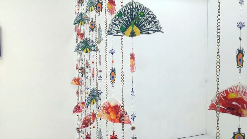 한솔비, <간이동물원>, 인쇄한 캔버스, 체인, 스팽글, 모조진주 , 가변설치, 2016