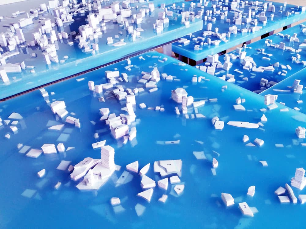 김정은, Floating Island -coordinate uneasy  (부분) ,            모눈종이 컷팅. 에폭시 가변설치, 300X200X20cm, 2015