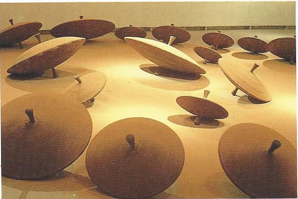 비창_그녀들의 방, 가변설치, 무쇠 솥뚜껑, 나무, 흙, 2015