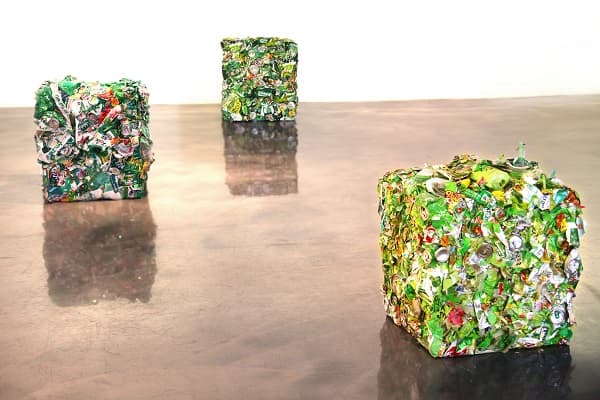 <Plastic Green> 녹색 쓰레기, 3개 큐브 각 60x60x60cm, 2013