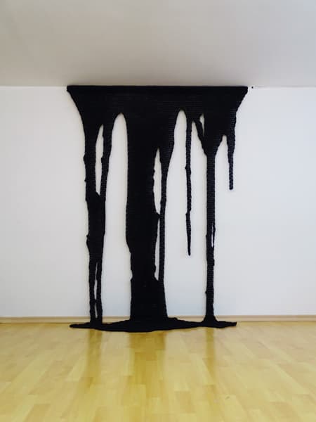 Young W. Song, dripping color, crocheted work, cotton yarn, 250 x 250 cm, 2017